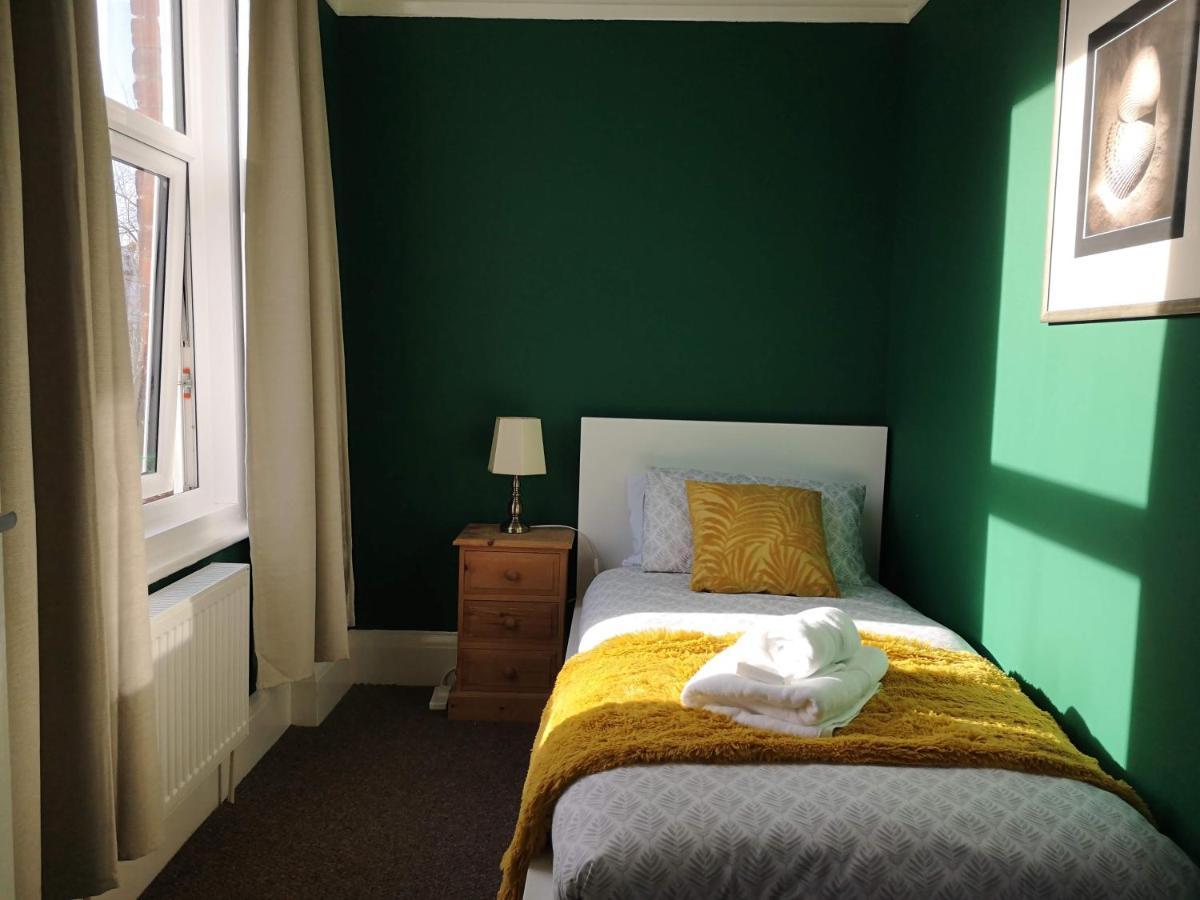 Bouverie Escape: Kent Serviced Apartment with Wi-Fi Folkestone Exterior photo