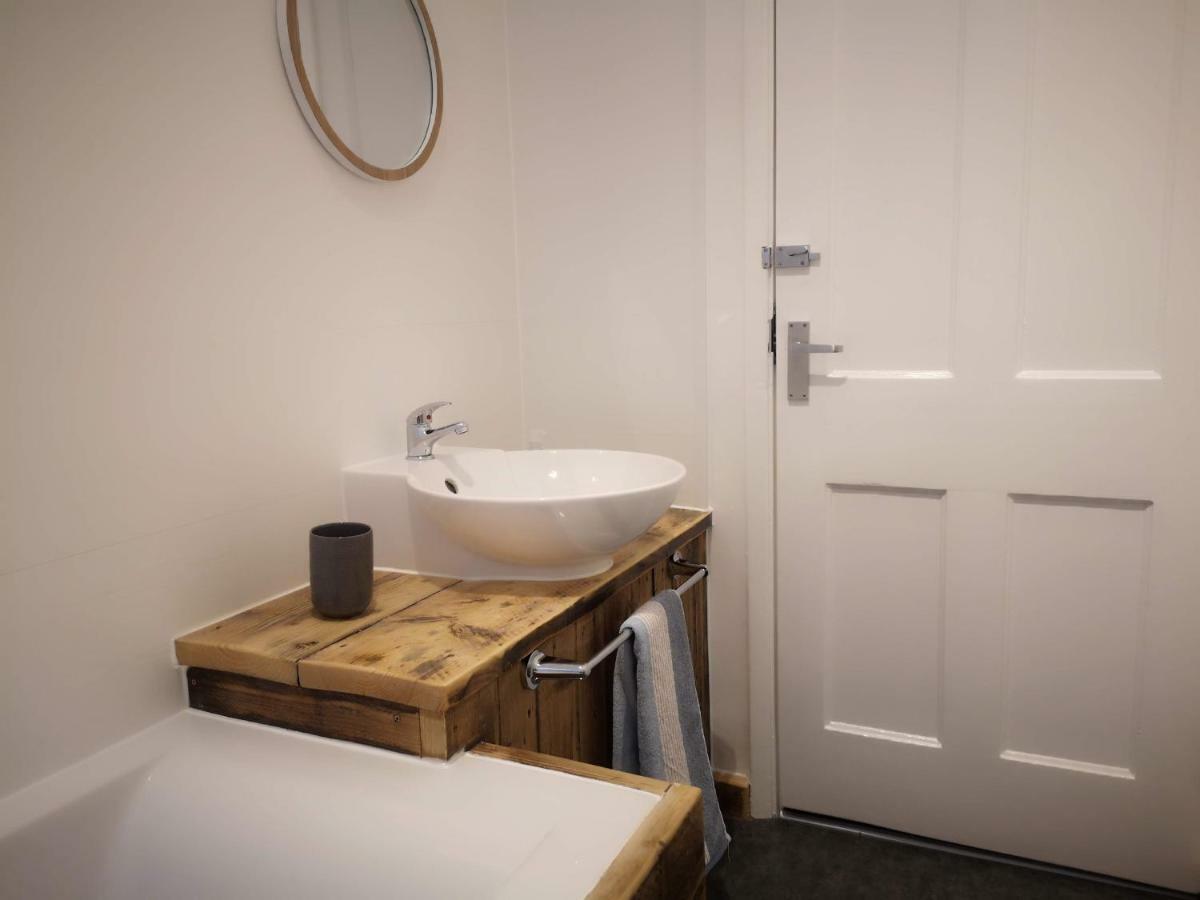 Bouverie Escape: Kent Serviced Apartment with Wi-Fi Folkestone Exterior photo